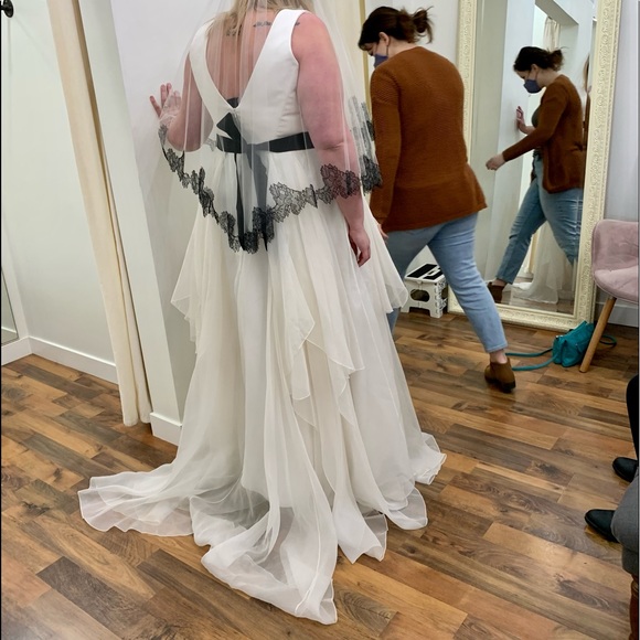 Dear Heart Wedding Dress - Picture 2 of 4